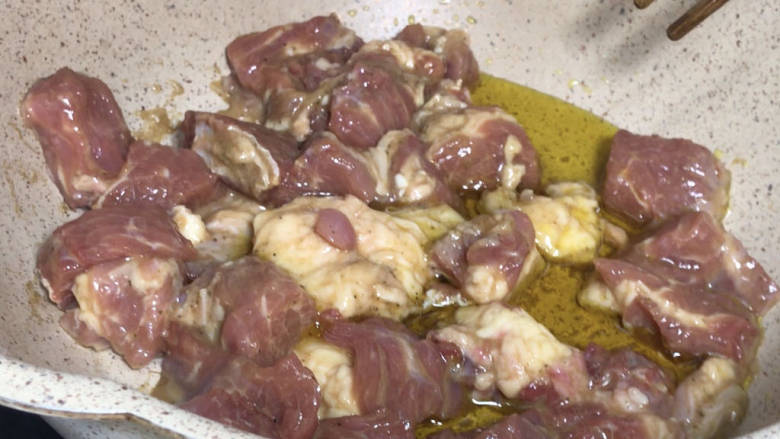 牛肉炖芋头,15分钟后,起锅热油,放入腌制好的牛肉,煎至表面金黄