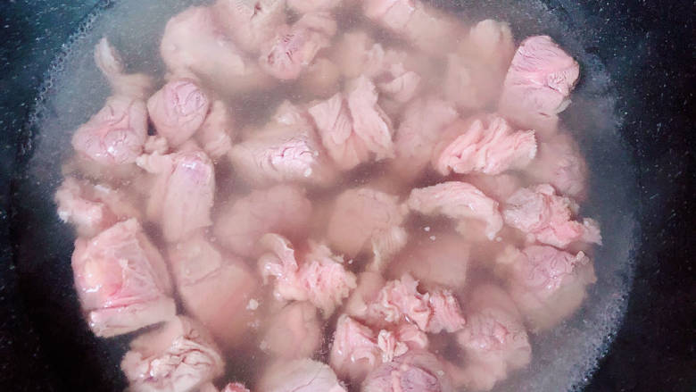 牛肉炖芋头,锅中烧开水,放入牛腱子肉,焯去血水。