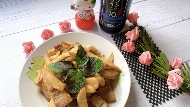 五花肉炒茭白,最后,翻炒出锅。