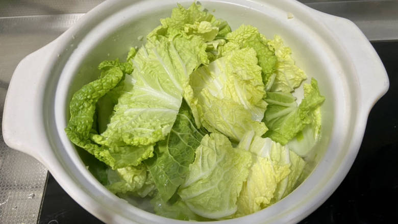 鸡蛋炖豆腐➕煎蛋娃娃菜炖豆腐,加入菜叶部分,翻炒均匀
