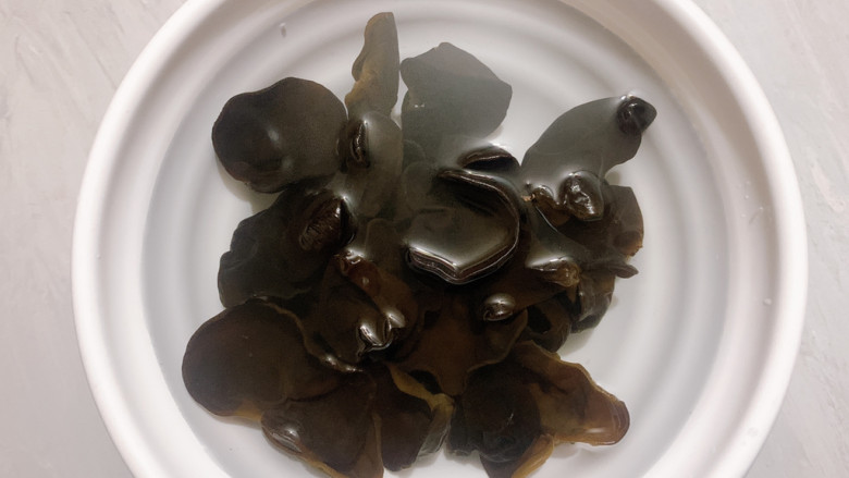 蒜蓉豆豉蒸排骨,干木耳泡发后,沥干水分备用