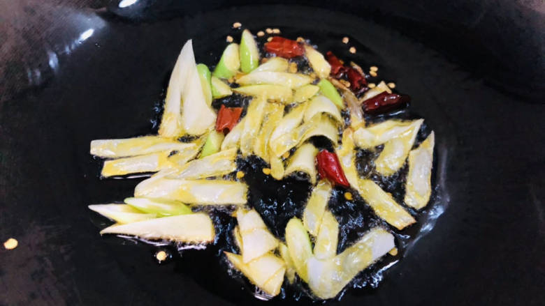 蘑菇炒肉片,锅中倒入少许食用油,放入干辣椒、葱花炒香。