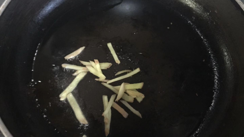 芹菜炒墨鱼,热锅倒油,下入姜丝