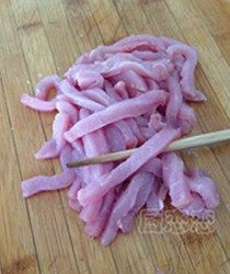 橙香里脊,里脊肉洗净剔去筋膜,切片再切丝