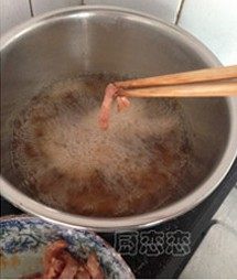 橙香里脊,锅内烧油,至6、7成热的时候,把里脊丝逐一的放进去炸至金黄捞出