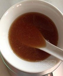 橙香里脊,橙子榨汁备用,把橙子汁、醋28g、糖21g、料酒7g、淀粉2g倒进一个碗里,兑成浇汁