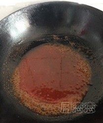 橙香里脊,炒锅烧热倒入兑好的碗汁,大火烧开,淋少许的香油,再把里脊丝倒进去翻炒均匀即可