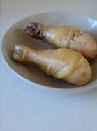手撕盐焗鸡腿,趁热撕开油纸,取出焗好的鸡腿,手撕后装盘即可