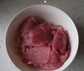 虾球溜肉片,鲜虾去壳,开背去泥线,猪瘦肉切0.3cm薄片