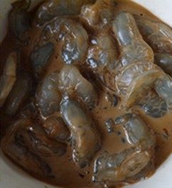 虾球溜肉片,将鸡蛋打散,半个倒入虾仁中,半个倒入肉片中;分别向虾仁中加入适量淀粉,一品鲜5ml,鲜贝露5ml,适量料酒