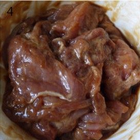 虾球溜肉片,肉片中加入适量淀粉,一品鲜5ml和适量料酒,分别抓匀,稍腌片刻