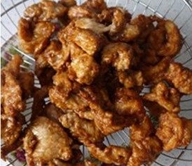 虾球溜肉片,锅中热油,油温至7-8成热时,将挂糊的虾仁和肉片分别下锅炸至金黄,捞出控油备用
