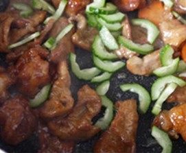 虾球溜肉片,待胡萝卜稍微变软,勾入水淀粉,放入黄瓜片翻炒几下,放入蔬之鲜拌炒均匀,出锅