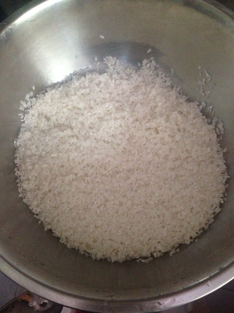 新疆抓饭,如图炒好的胡萝卜 放水 可以多一点