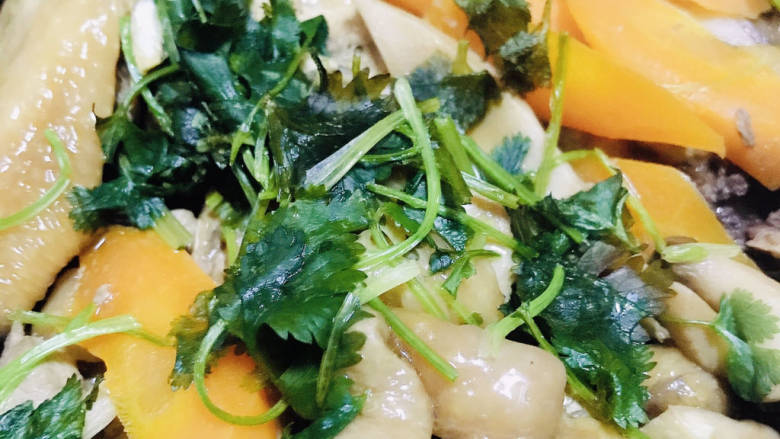 #闹元宵#胡萝卜滑鸡饭（电饭锅版）,煮熟后撒上<a style='color:red;display:inline-block;' href='/shicai/ 131'>香菜</a>即可享受