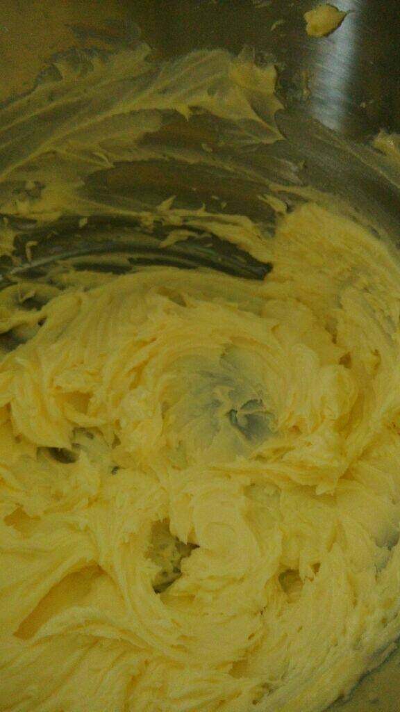 花生牛奶饼干(君之改良版),黄油切成小块，常温软化2-3小时，达到很容易搅拌的状态。与糖粉混合用电动打蛋器打发，至颜色变浅，体积彭大，羽毛状。