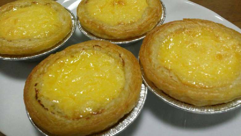 简易蛋挞,3.加入低粉搅坢均匀，烤箱加热5分钟，放入烤箱烤15一20分钟即可。