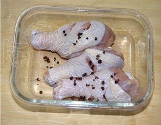 蒸鸡腿,撒1小勺盐,用手抹匀,反复揉搓, 再放入花椒粒,用手抓匀
