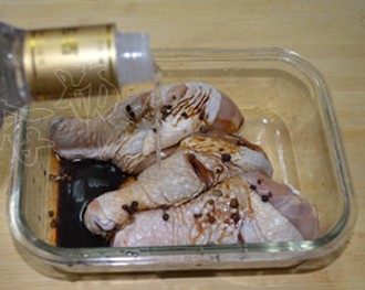 蒸鸡腿,放入1汤匙酱油,倒入适量白酒,充分抓匀,白酒淹没鸡腿1/3即可
