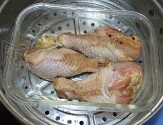 蒸鸡腿,腌制好的鸡腿,倒出里面的汤汁,放入锅中,大火烧开后改为中火蒸30分钟左右,蒸至用筷子能穿透即可