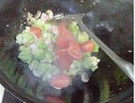 宝塔菜炒虾球,放入蘑菇片,宝塔菜,虾仁和圣女果翻一下