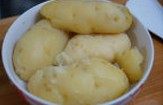 土豆海鲜批萨,土豆洗净后，放入蒸锅蒸熟后，去皮