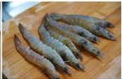土豆海鲜批萨,鲜虾剪去须、脚和虾线，洋葱，青椒，火腿肠切丁