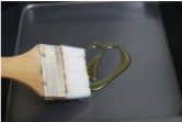 土豆海鲜批萨,烤盘内倒入一点橄榄油，用刷子抹匀内壁