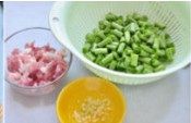 榄菜肉丁四季豆,五花肉、四季豆分别切丁,大蒜切末