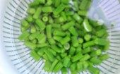 榄菜肉丁四季豆,四季豆先过水焯一下,然后放入冷水中泡一小会儿