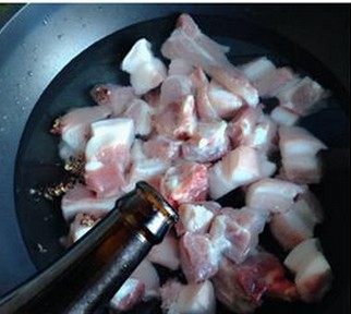大肉烧圆子,五花内肉洗干净切块,锅中注入冷水下切块五花肉,并加入适量花雕老酒和<a style='color:red;display:inline-block;' href='/shicai/ 700'>花椒</a>