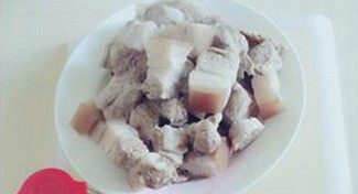 大肉烧圆子,烧开用沸水汆去血水捞出沥干水份备用