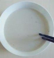 大肉烧圆子,准备好适量带颗粒状的红薯粉小碗,加入适量冷水调成浆水备用