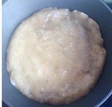 大肉烧圆子,锅内注少量的油微微烧热后倒入薯浆,煎成饼状,切块