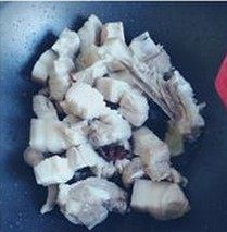大肉烧圆子,再放入氽好的五花肉煸炒至五花肉微微出油