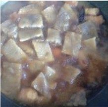 大肉烧圆子,大火烧开转入火煮至水份收汁大肉出油,最后加适量盐味素调味即可