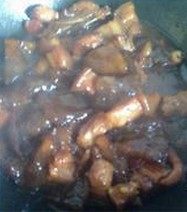大肉烧圆子,另外也可把煮好的圆子从中挑出装盘,再散上适量白砂糖,即成另一风味的甜味菜菜啦