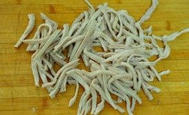 椒麻肚丝,熟猪肚在热水中过一下再捞出，晾凉后切成细丝