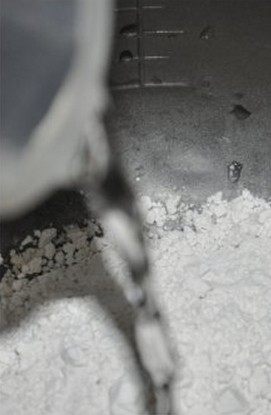 香煎蚝烙,生蚝洗净泡入盐水中,把地瓜粉和清水混合成粉浆,倒入白胡椒粉拌匀
