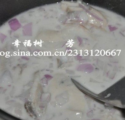 香煎蚝烙,开中火热锅,倒油,油热后下一大勺生蚝粉浆,转小火煎半分钟