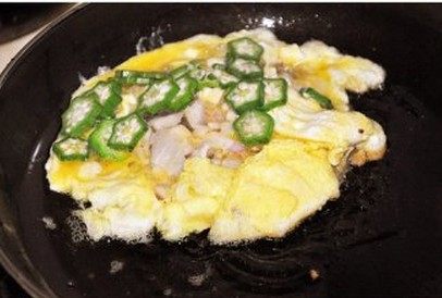 香煎蚝烙,翻面后再煎1-2分钟,至蚝烙熟透,再一次翻面