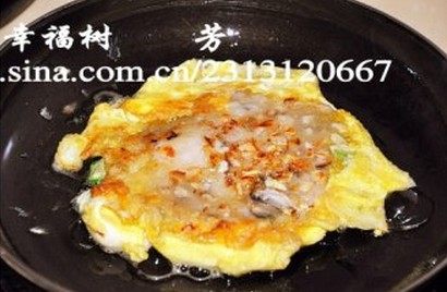 香煎蚝烙,面金黄可以出锅,盛入盘子中,滴上几滴<a style='color:red;display:inline-block;' href='/shicai/ 788'>生抽</a>,撒上一小撮白胡椒粉上桌