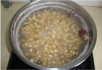 丝瓜烩官燕 ,<a style='color:red;display:inline-block;' href='/shicai/ 3603'>黄豆</a>用水泡发，放入<a style='color:red;display:inline-block;' href='/shicai/ 695'>八角</a>开后转中小火煮半个小时