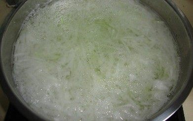 丝瓜烩官燕 ,<a style='color:red;display:inline-block;' href='/shicai/ 56'>冬瓜</a>去皮擦丝，焯水过凉