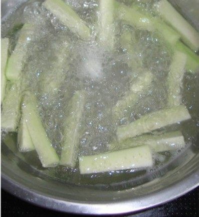 丝瓜烩官燕 ,<a style='color:red;display:inline-block;' href='/shicai/ 57'>丝瓜</a>去皮切条，焯水过凉