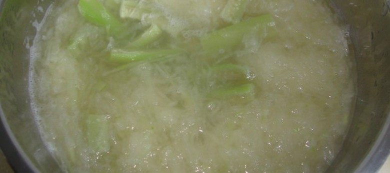 丝瓜烩官燕 ,黄豆汤加盐、<a style='color:red;display:inline-block;' href='/shicai/ 10588'>糖</a>、<a style='color:red;display:inline-block;' href='/shicai/ 756'>鸡精</a>煮开，放入冬瓜丝，开锅放入丝瓜即可