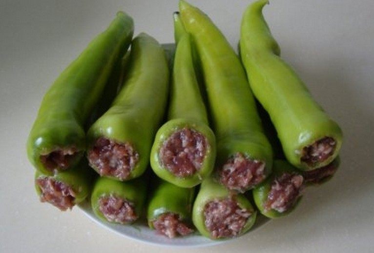 虎皮尖椒 ,青椒去蒂洗净,塞入肉馅