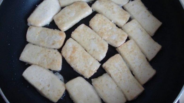 培根烧豆腐,<a style='color:red;display:inline-block;' href='/shicai/ 465'>豆腐</a>切片，蘸干淀粉煎黄盛出