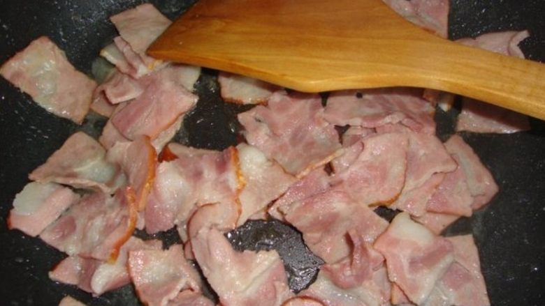 培根烧豆腐,<a style='color:red;display:inline-block;' href='/shicai/ 443'>培根</a>改刀，炒熟