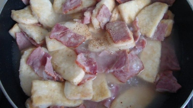 培根烧豆腐,放入煎好的豆腐，加水、盐、<a style='color:red;display:inline-block;' href='/shicai/ 10588'>糖</a>、<a style='color:red;display:inline-block;' href='/shicai/ 720'>胡椒粉</a>调味，烧制一会儿